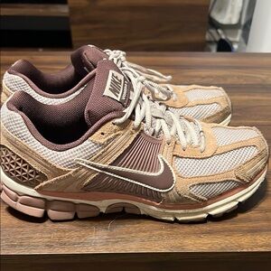 Nike Vomero 5 in Tan and White